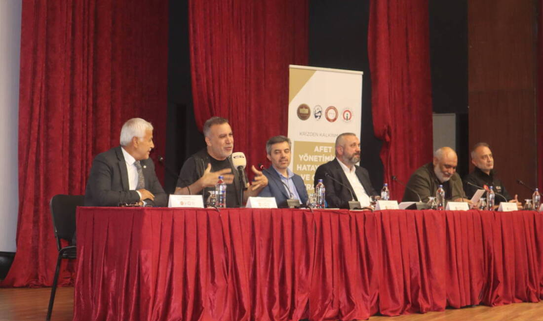 Hatay’da düzenlenen “Krizden Kalkınmaya: Afet Yönetiminde Hatay Modeli” programının 3.