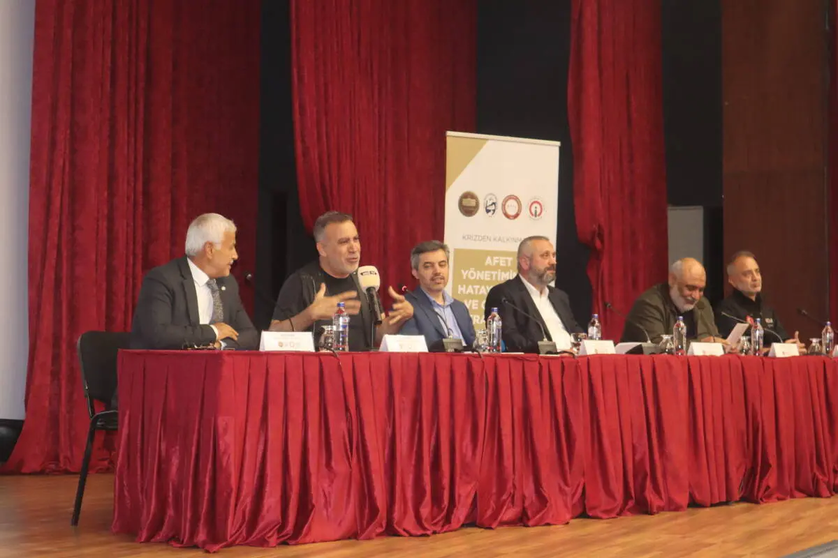 Hatay’da düzenlenen “Krizden Kalkınmaya: Afet Yönetiminde Hatay Modeli” programının 3.