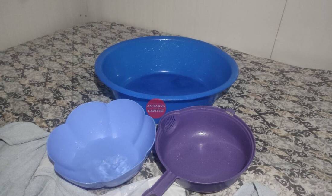 Hatay’da etkili olan sağanak yağış, depremzedelerin yaşam mücadelesini bir kez