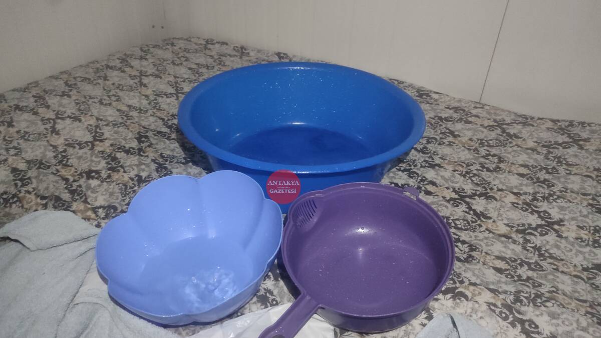 Hatay’da etkili olan sağanak yağış, depremzedelerin yaşam mücadelesini bir kez