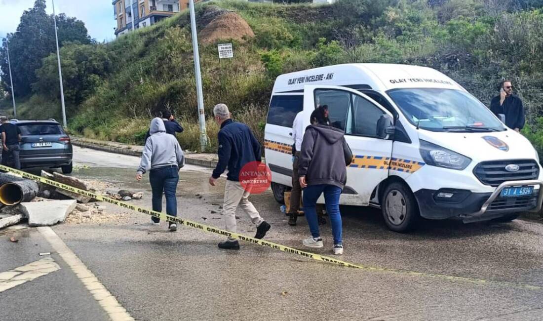 Hatay’ın Defne ilçesinde sel felaketinin ardından meydana gelen yol çökmesi