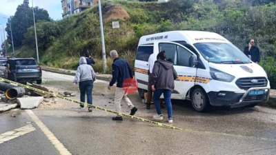 Hatay’ın Defne ilçesinde sel felaketinin ardından meydana gelen yol çökmesi