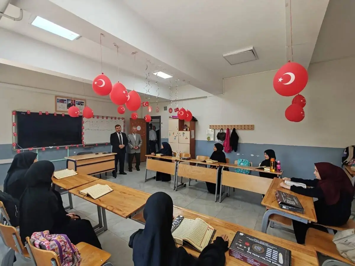 Hatay İl Müftüsü Necati Şafak, Hassa ilçesinde yürütülen eğitim faaliyetlerini