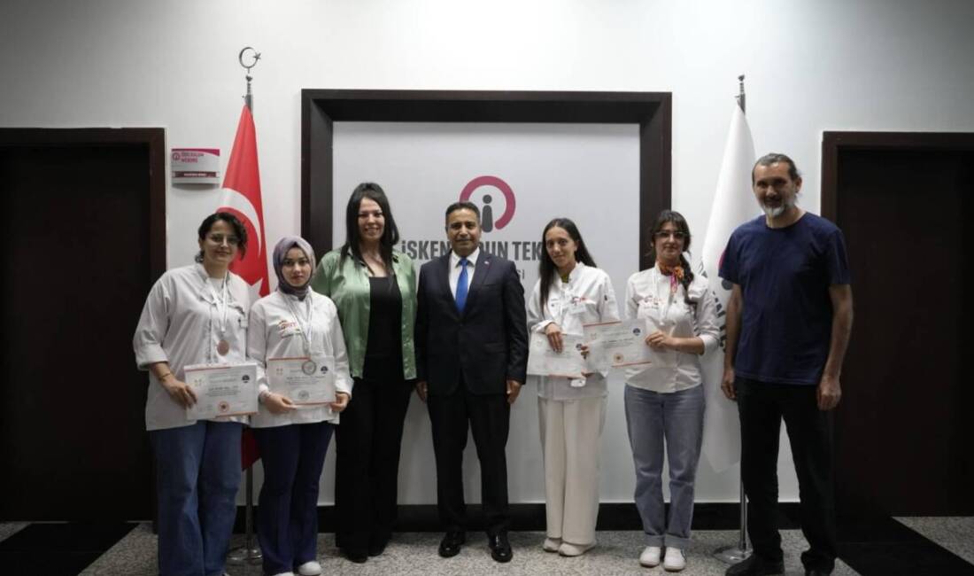 İzmir’de düzenlenen Alaçatı Ot Festivali kapsamında gerçekleştirilen 1. Uluslararası Yemek