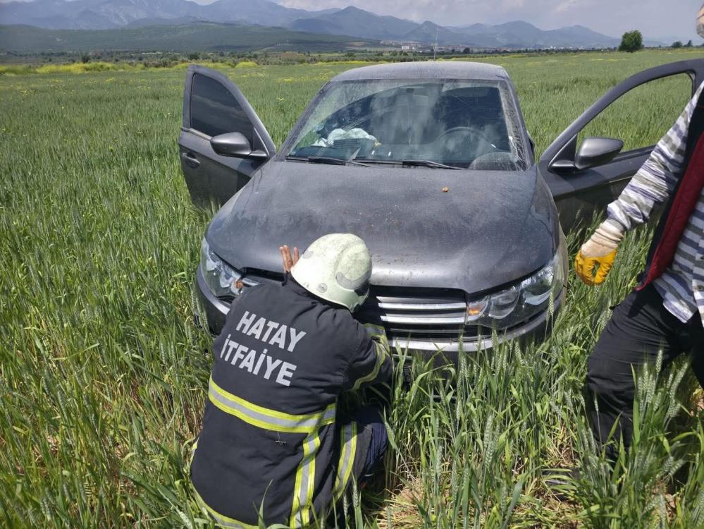 Hatay’ın Hassa ilçesinde meydana gelen trafik kazasında, direksiyon hâkimiyetini kaybeden