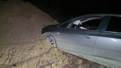 Hatay’da gece karanlığında önlem alınmadan yola bırakılan toprak yığını kazaya