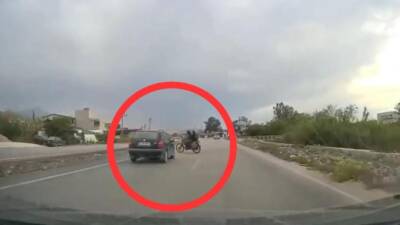 Hatay’ın Samandağ ilçesinde meydana gelen trafik kazasında otomobille çarpışan motosikletteki