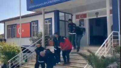 Hatay’da göçmen kaçakçılığına yönelik düzenlenen operasyonda iki araçta 19 düzensiz