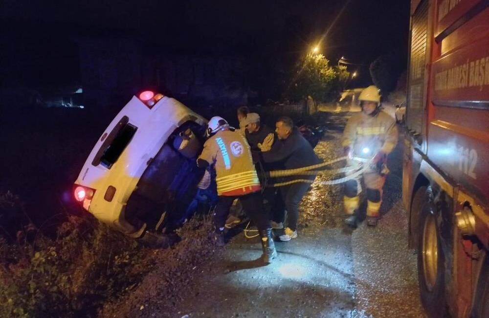 Hatay’ın Samandağ ilçesinde sürücüsünün direksiyon hakimiyetini kaybettiği otomobil şarampole devrilerek