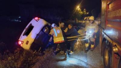 Hatay’ın Samandağ ilçesinde sürücüsünün direksiyon hakimiyetini kaybettiği otomobil şarampole devrilerek