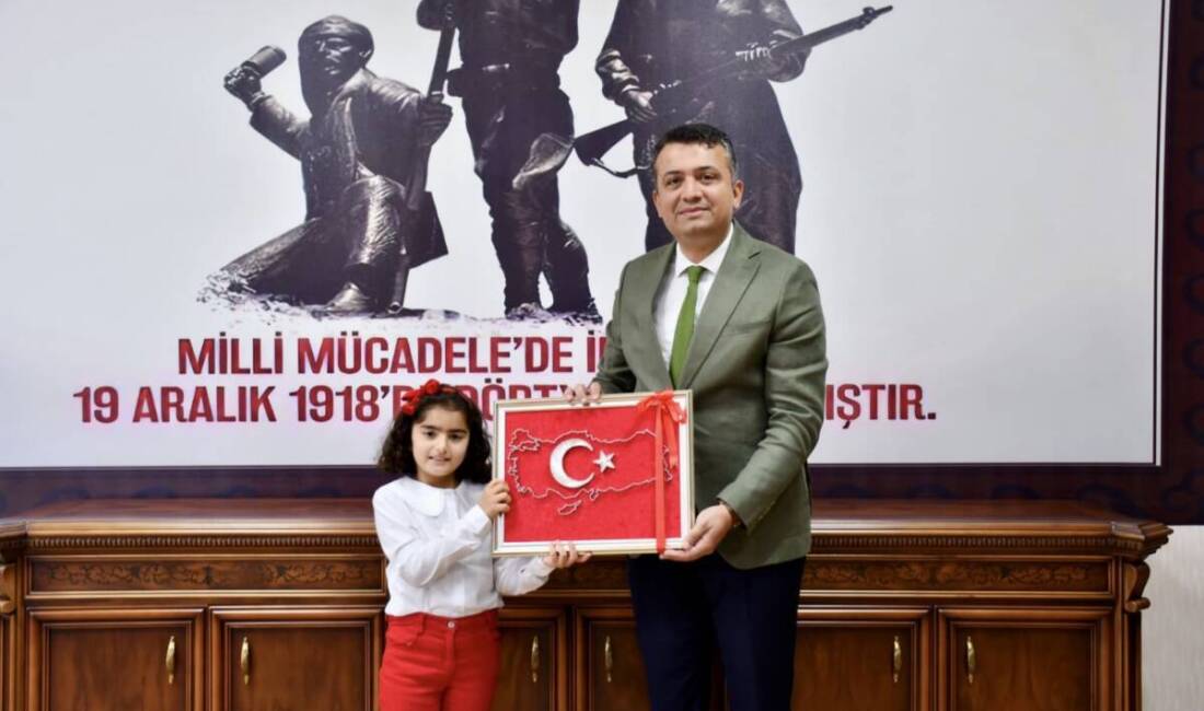 Mehmet Keklik, filografi tekniğiyle Türk bayrağı tablosu hazırlayan ilkokul öğrencisi