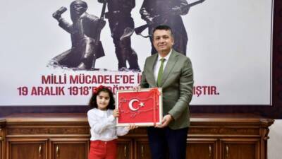 Mehmet Keklik, filografi tekniğiyle Türk bayrağı tablosu hazırlayan ilkokul öğrencisi