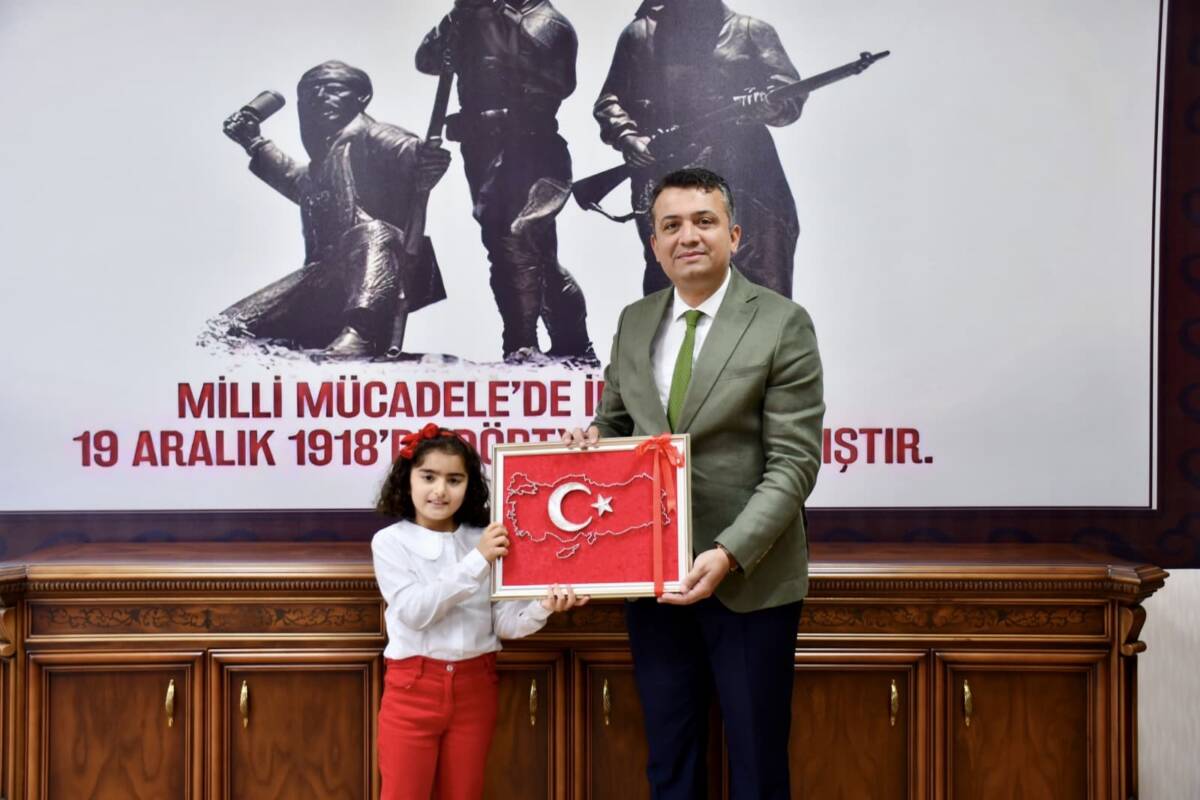 Mehmet Keklik, filografi tekniğiyle Türk bayrağı tablosu hazırlayan ilkokul öğrencisi