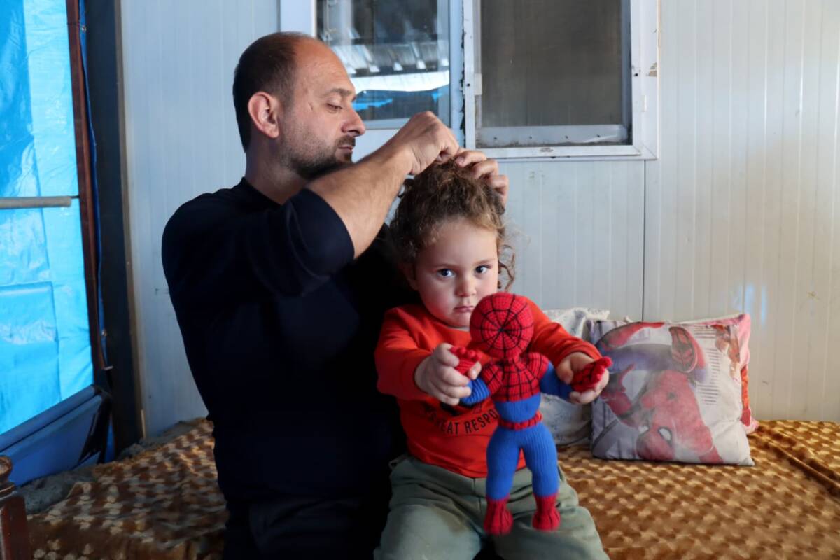 Hatay’da lösemiyi yenen baba, oğluna annelik de yapıyor