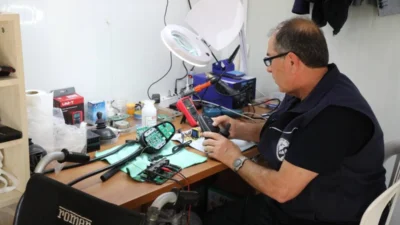 Hatay Büyükşehir Belediyesi, engelli bireylerin yaşamını kolaylaştırmak amacıyla akülü ve