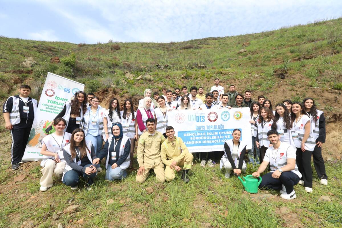 Hatay’da orman yangınlarında gönüllü olarak görev alan üniversite öğrencileri, “Gençlikle