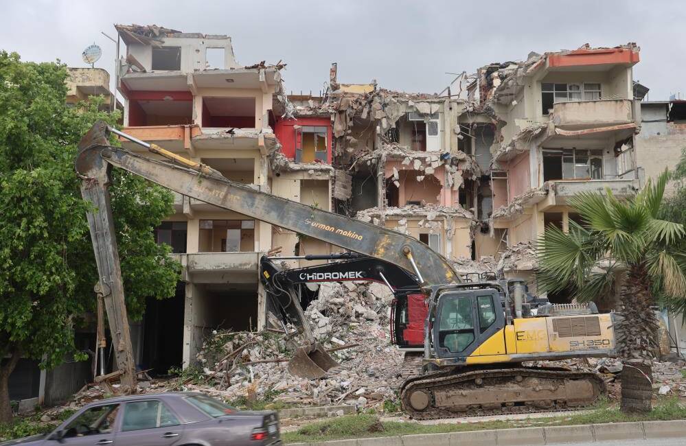 Hatay’ın Defne ilçesinde gece saatlerinde meydana gelen trafik kazasında, kapalı