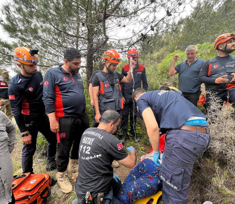 Hatay’ın Samandağ ilçesinde kekik toplamak için çıktığı dağlık arazide ayağının