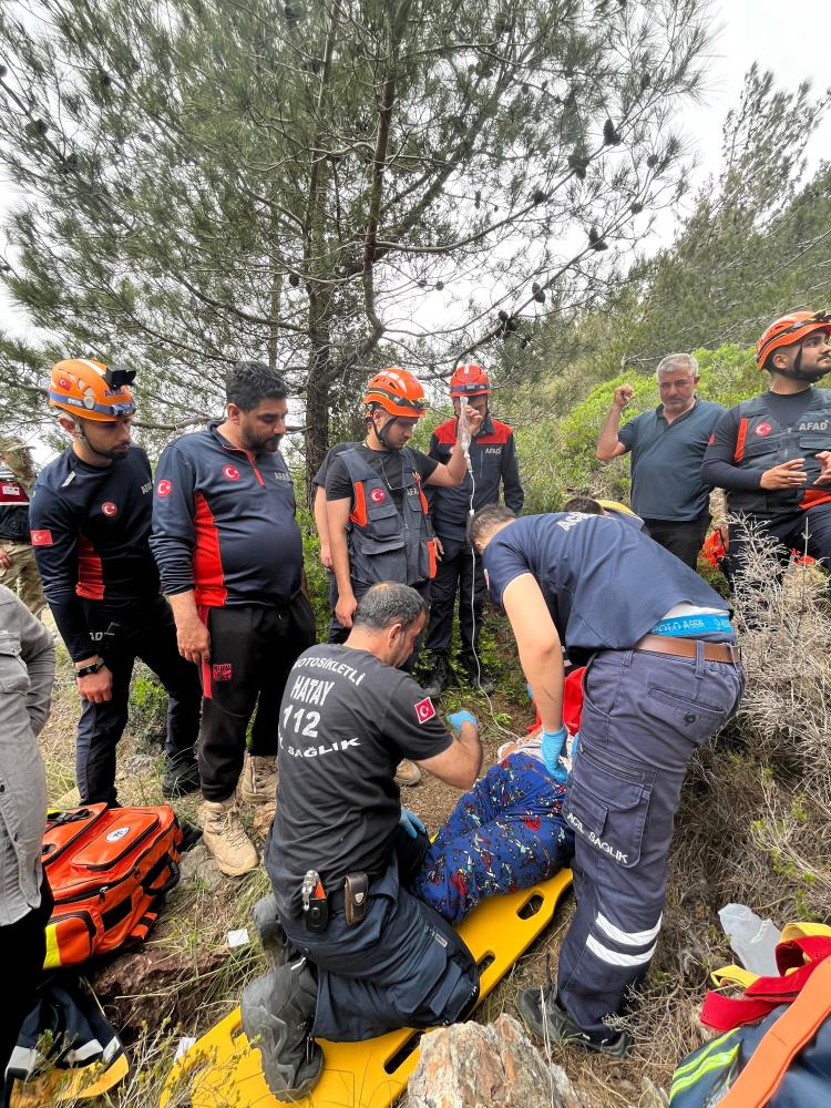 Hatay’ın Samandağ ilçesinde kekik toplamak için çıktığı dağlık arazide ayağının