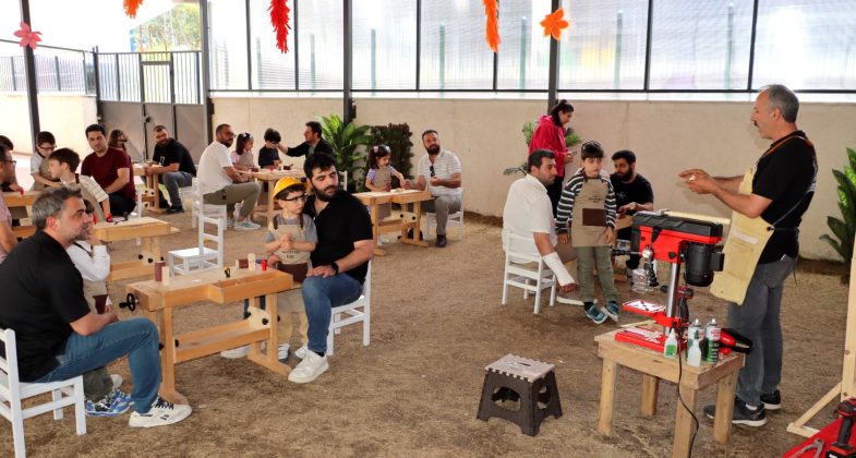 Hatay’da Ecemsu Anaokulu tarafından düzenlenen marangoz atölyesi etkinliğinde çocuklar, ahşapla