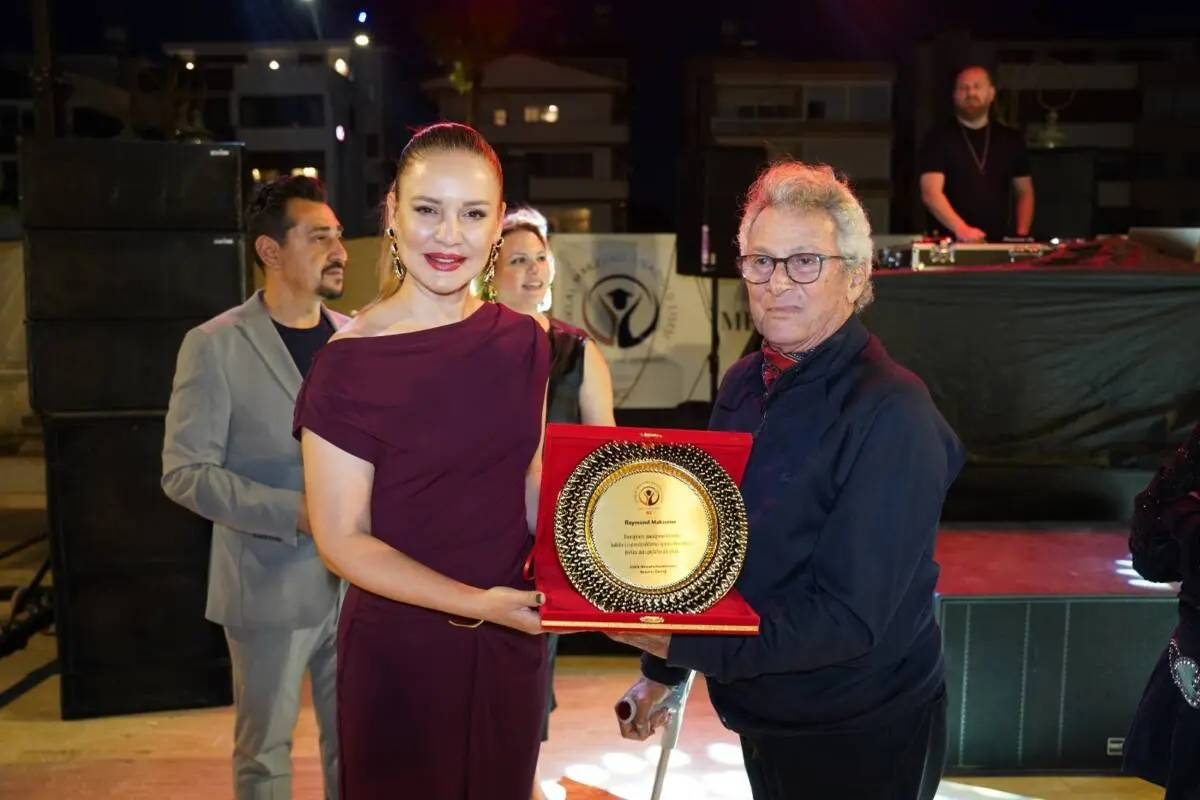 İstiklal Makzume Anadolu Lisesi mezunları, okulun kuruluşunun 40. yılı dolayısıyla