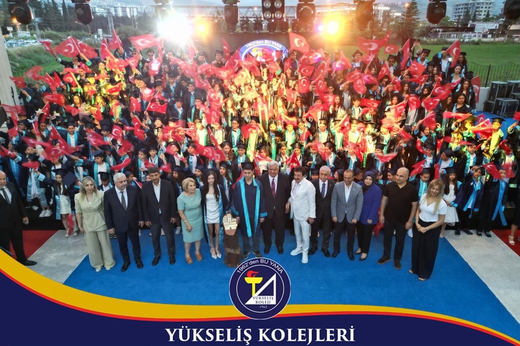 Yükseliş Koleji’nde düzenlenen mezuniyet ve diploma töreni renkli görüntülere sahne