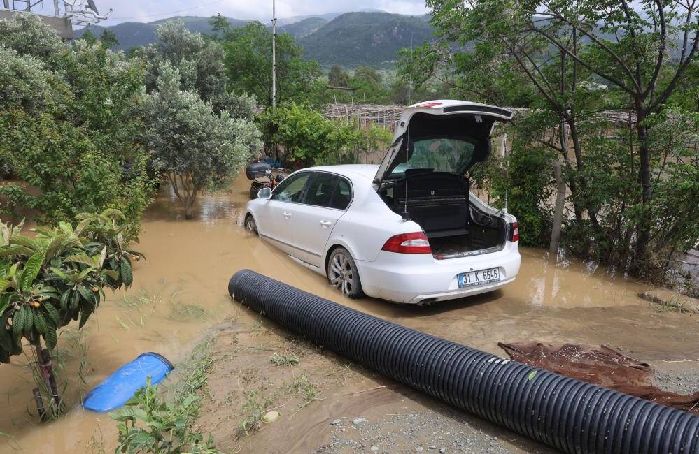Hatay’ın Defne ilçesinde iki gündür aralıklarla etkisini sürdüren sağanak yağış,