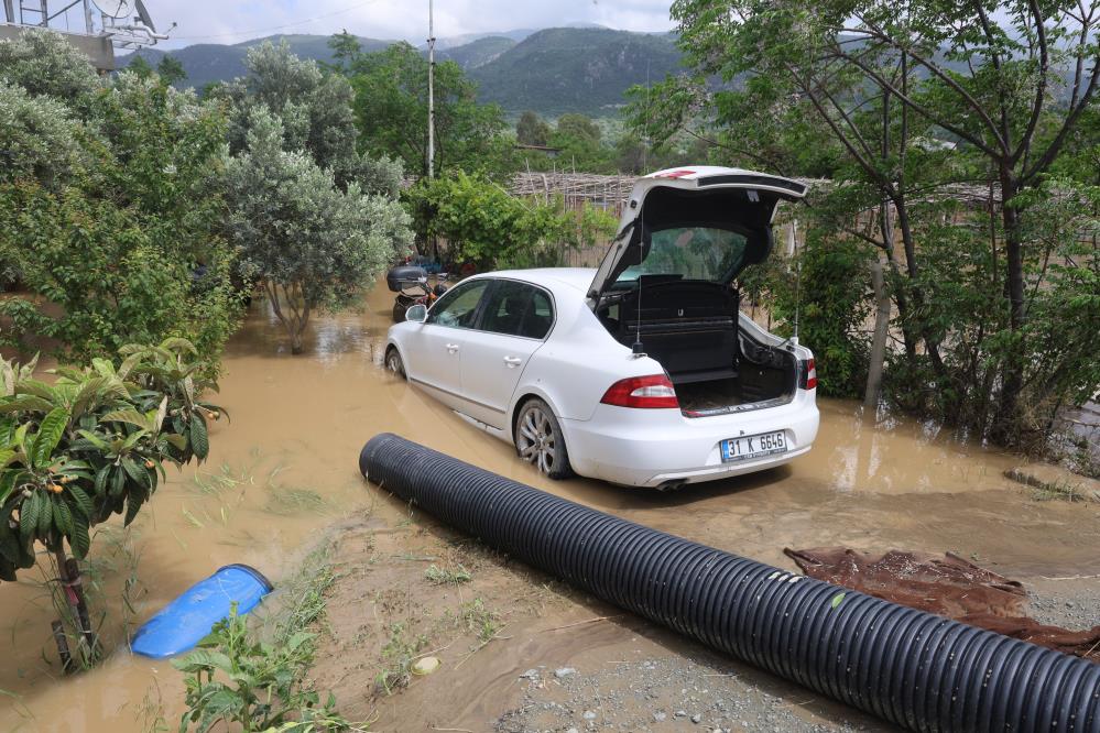 Hatay’ın Defne ilçesinde iki gündür aralıklarla etkisini sürdüren sağanak yağış,