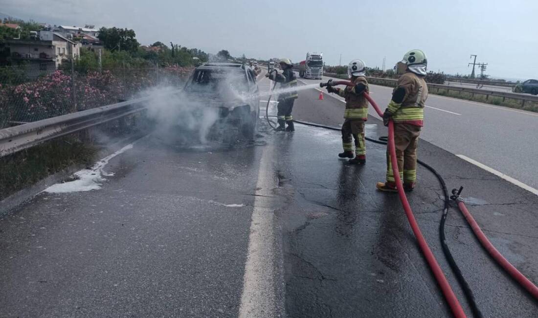 Hatay’ın Dörtyol ilçesinde seyir halindeyken motor kısmından alev alan otomobil,