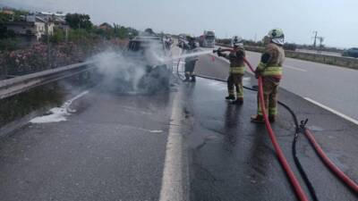 Hatay’ın Dörtyol ilçesinde seyir halindeyken motor kısmından alev alan otomobil,
