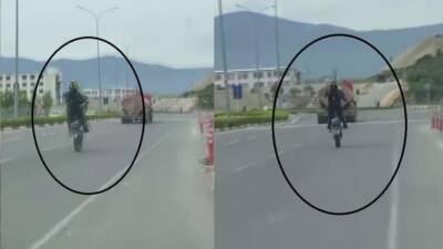 Antakya EXPO mevkiinde seyir halindeki motosikletiyle 8 saniye boyunca ön