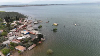 Hatay'da aşırı yağışlarla birlikte debisi artan Reyhanlı Barajı, baraj sınırları