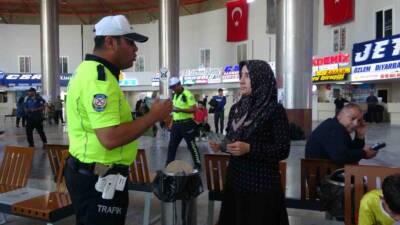 Hatay’da Kurban Bayramı öncesi otogarlarda yaşanan yoğunluk nedeniyle polis ekipleri