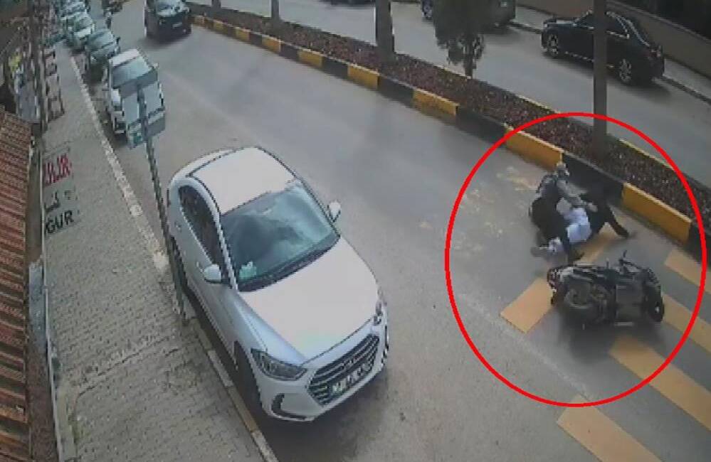 Hatay’ın Reyhanlı ilçesinde meydana gelen motosiklet kazası, güvenlik kamerasına saniye