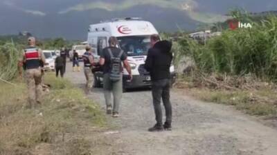 Hatay’da etkili olan sağanak yağış sonrası çöken köprüden nehre düşerek