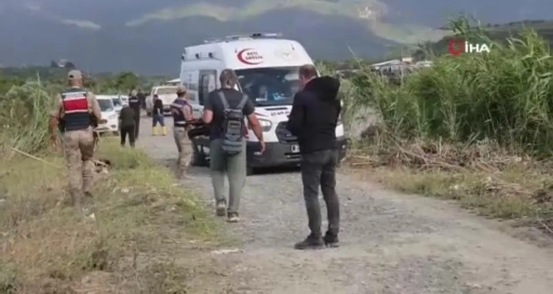 Hatay’da etkili olan sağanak yağış sonrası çöken köprüden nehre düşerek
