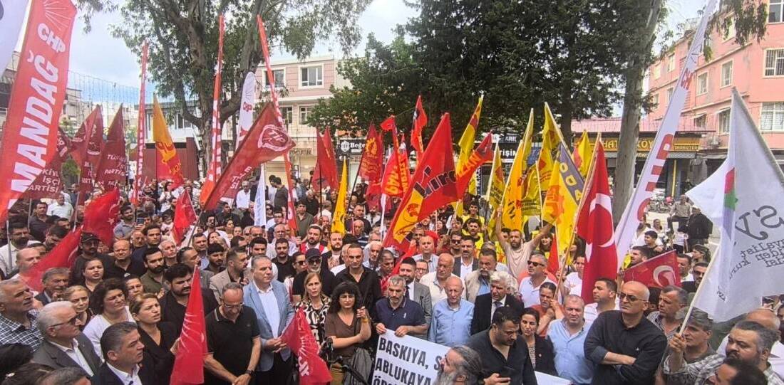 Samandağ Çarşı Merkezi’nde düzenlenen “Halkın İradesine Sahip Çıkıyoruz” buluşmasında CHP’liler,