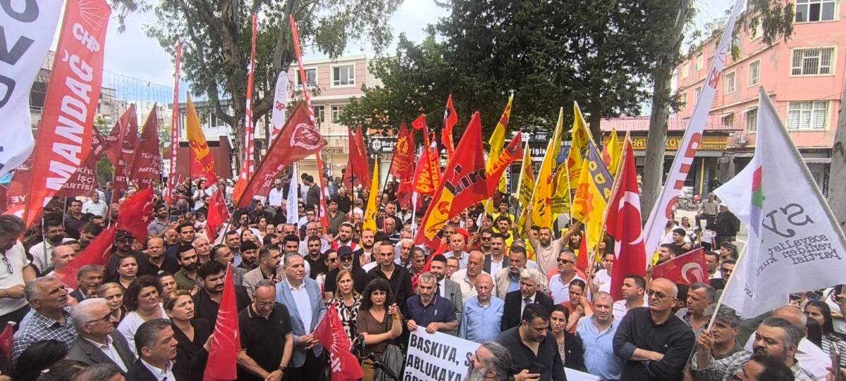 Samandağ Çarşı Merkezi’nde düzenlenen “Halkın İradesine Sahip Çıkıyoruz” buluşmasında CHP’liler,