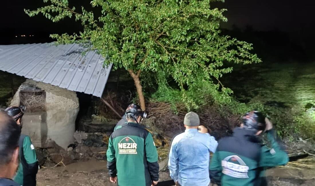 Hatay’ın Dörtyol ilçesine bağlı Duruşlu Köyü’nde etkili olan sağanak yağış