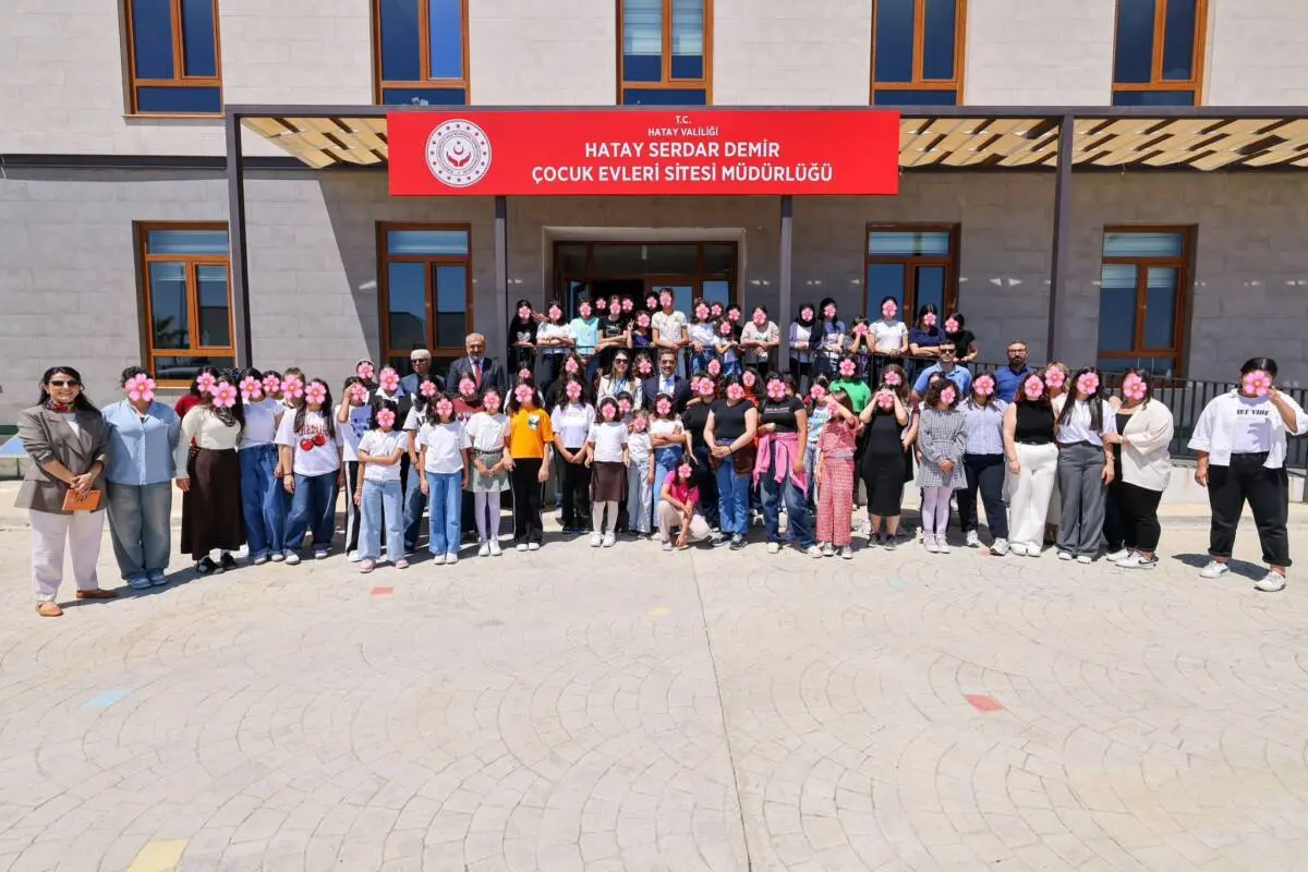 Antakya’da duygu dolu bayram: Çocukların yüzü güldü