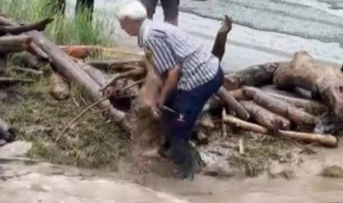 Hatay’da etkili olan sağanak yağış hayatı olumsuz etkilerken, Dörtyol ilçesinde