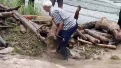 Hatay’da etkili olan sağanak yağış hayatı olumsuz etkilerken, Dörtyol ilçesinde