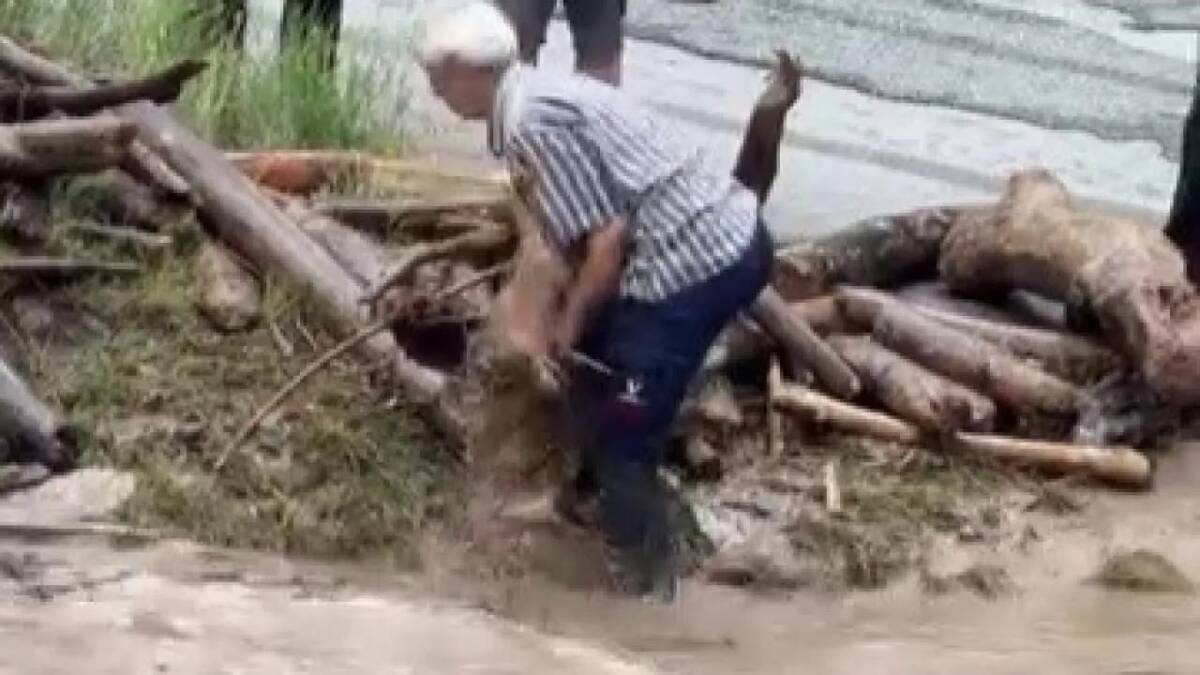Hatay’da etkili olan sağanak yağış hayatı olumsuz etkilerken, Dörtyol ilçesinde
