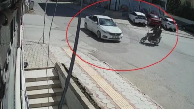 Hatay’ın Reyhanlı ilçesinde meydana gelen trafik kazasında motosikletin otomobile çarpması