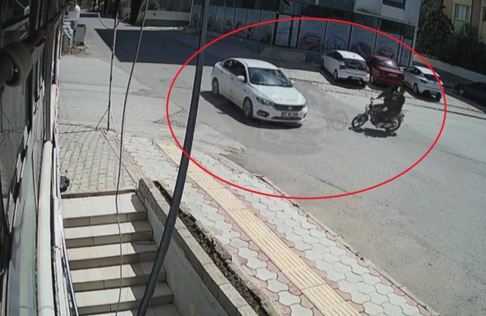 Hatay’ın Reyhanlı ilçesinde meydana gelen trafik kazasında motosikletin otomobile çarpması