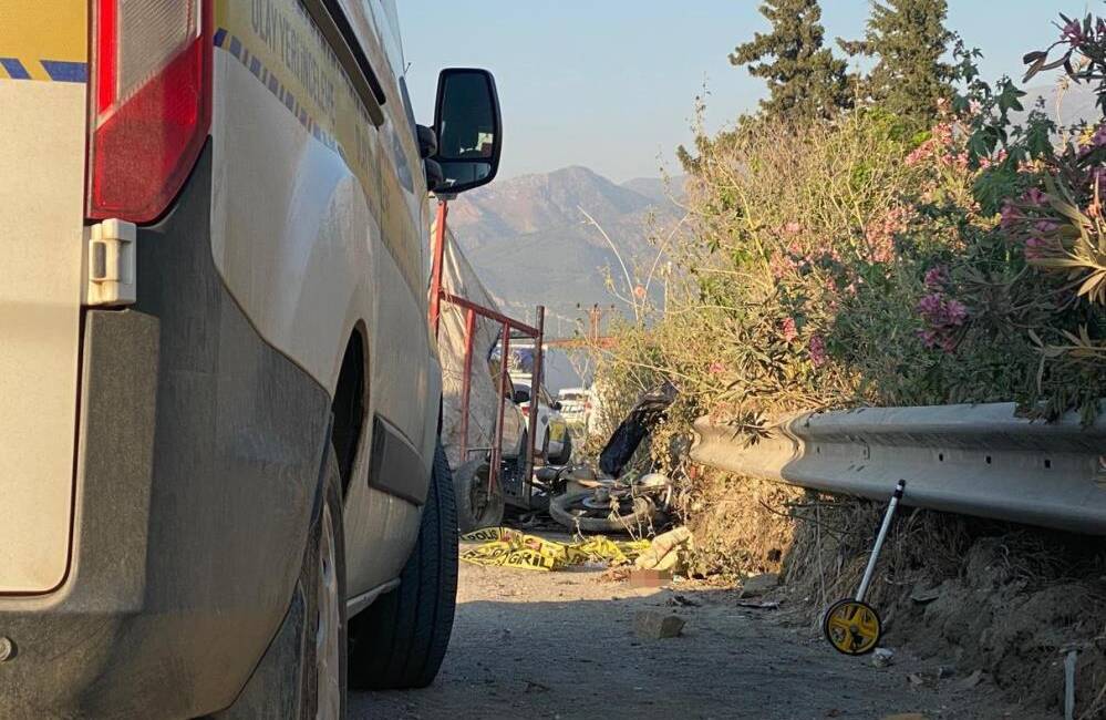 Hatay’ın Arsuz ilçesinde sepetli motosiklet ile tırın çarpıştığı kazada bir