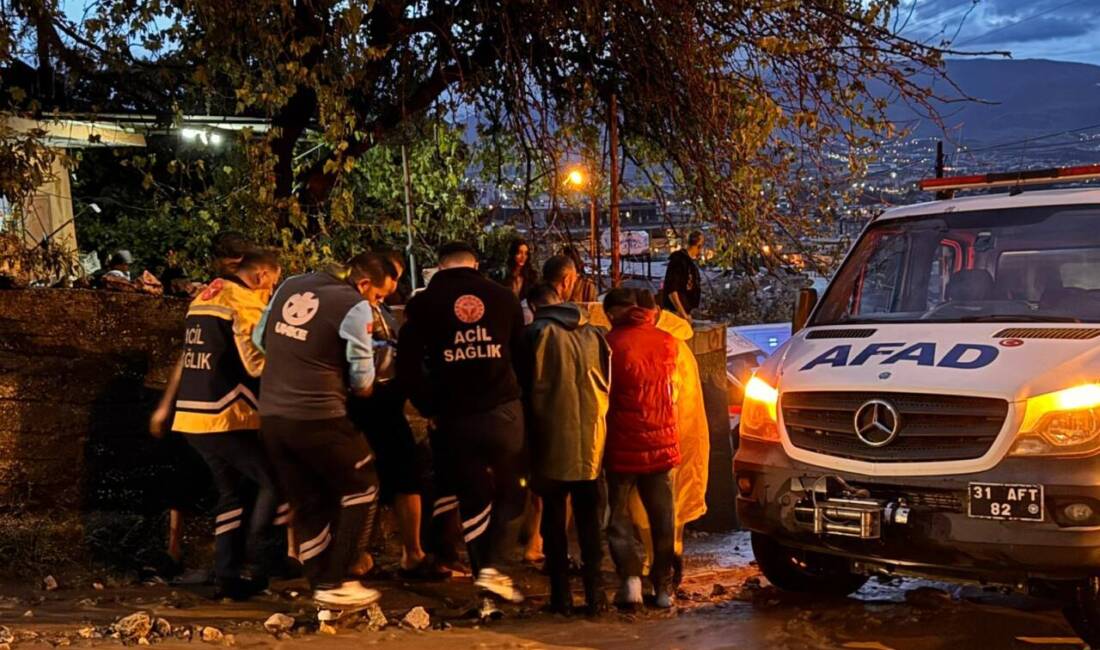 HATAY (AA) – Hatay’ın merkez Antakya ilçesinde sağanak nedeniyle çöken