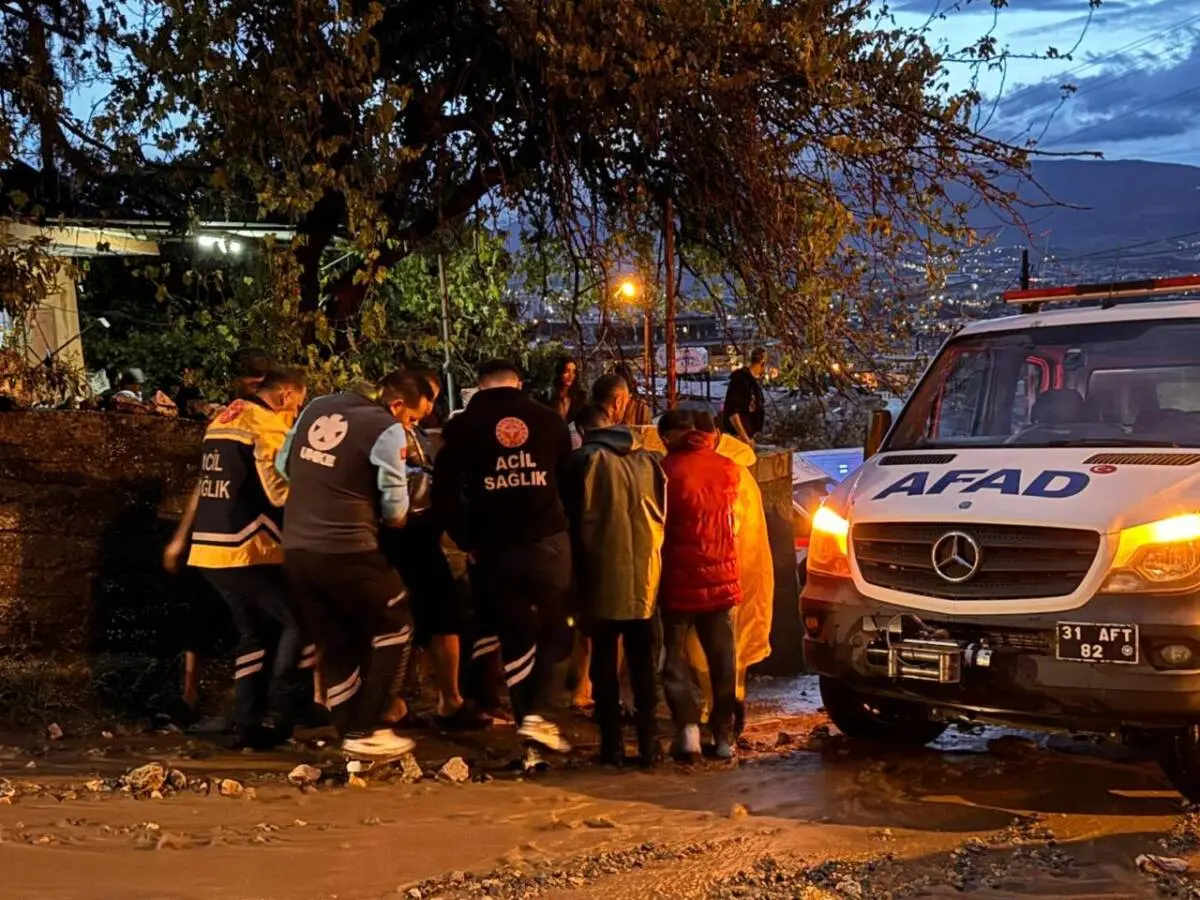 HATAY (AA) – Hatay’ın merkez Antakya ilçesinde sağanak nedeniyle çöken