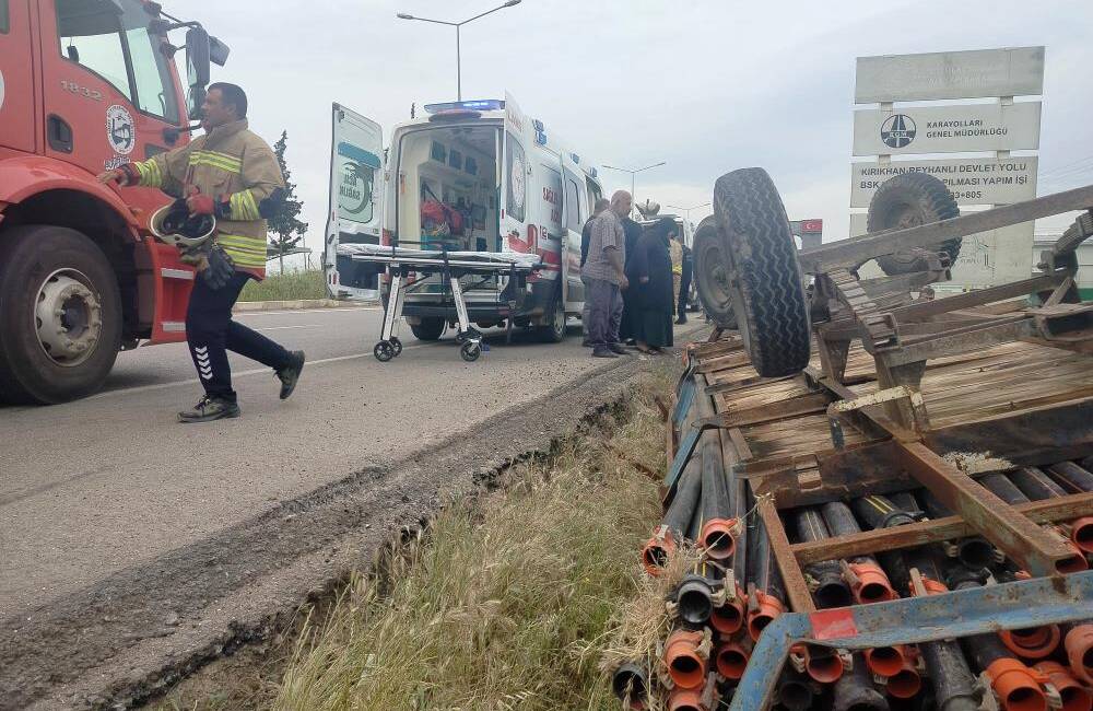 Hatay’ın Reyhanlı ilçesinde meydana gelen traktör kazasında, su borusu yüklü