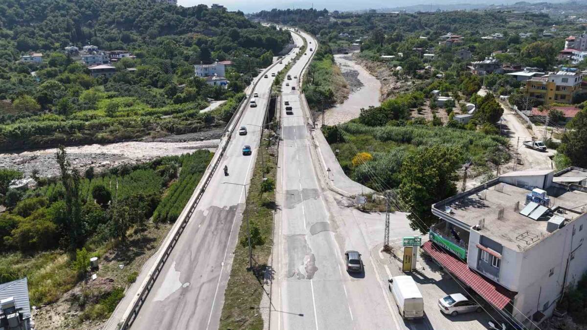 Yaşanan sel felaketinde yıkılarak 2 gence mezar olan Karaçay Köprüsü